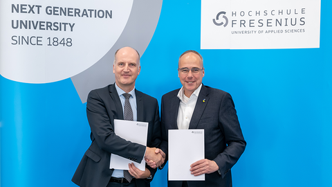 Handschlag zwischen dem Hessischen Innenminister, Peter Beuth, und dem Präsidenten der Hochschule Fresenius, Prof. Dr. Tobias Engelsleben