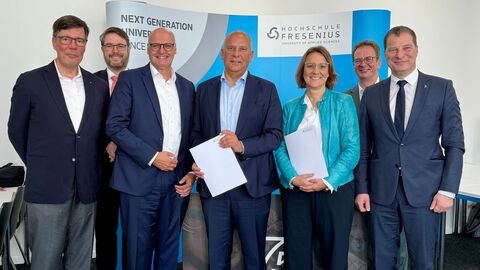 Kooperation Fresenius 2025 Innenminister Dr. Roman Poseck und Dr. Evelyn Ehrenberger, Präsidentin der Hochschule Fresenius, präsentieren die unterzeichnete Kooperationsvereinbarung.