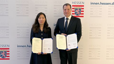 Frau Soon Joung Byun (KISA) und Herr Stettner (CISO Hessen) präsentieren das unterzeichnete Memorandum of Understanding