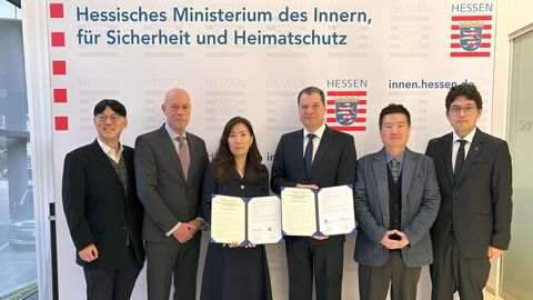 Gruppenbild der Delegation aus Korea und Repräsentaten des Inneministeriums.