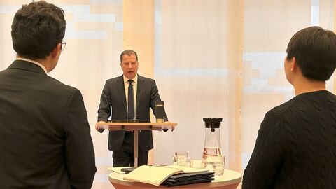 Herr Stettner am Rednerpult.