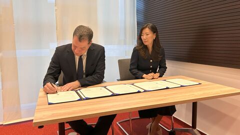 Herr Stettner unterzeichnet das Memorandum of Unterstanding.