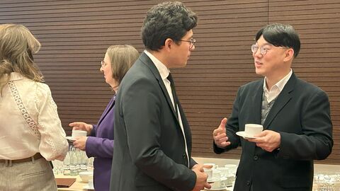 Herr Strauchmann und Herr Shi Young Chang beim direkten Austausch.