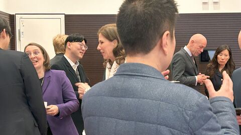 Networking zwischen der Delegation aus Korea und Repräsentaten des Inneministeriums beim Networking.